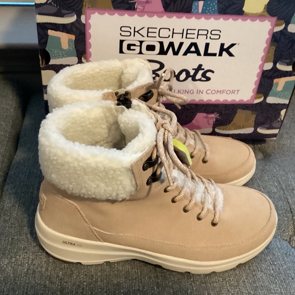 Skechers Women’s On the Go Glacial Ultra - Woodlands Winter Boots, size 8.5 - Picture 1 of 10